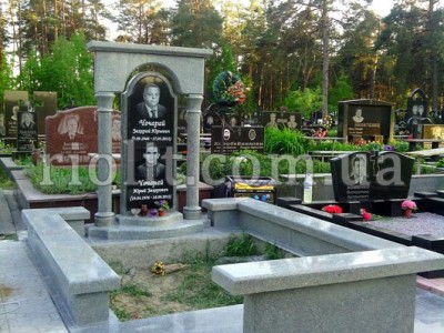 Pamyatnik_c_panteonom_foto_2