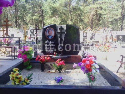 Pamyatnik_Larin_foto_2