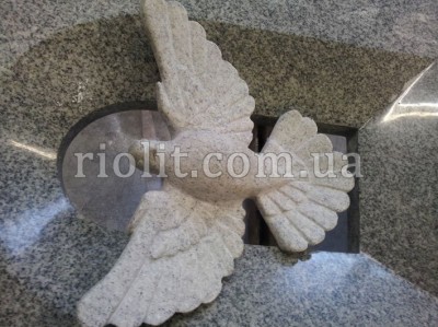 pamyatnik_c_golybem_foto_2