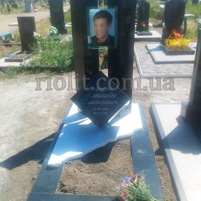 Pamyatnik_kolonnu_kyb_cteklo_foto_02