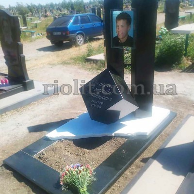 Pamyatnik_kolonnu_kyb_cteklo_foto_03