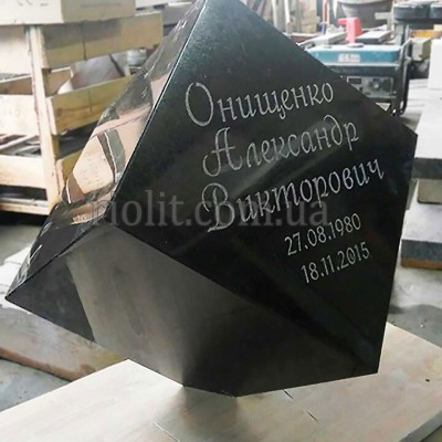 Pamyatnik_kolonnu_kyb_cteklo_foto_05