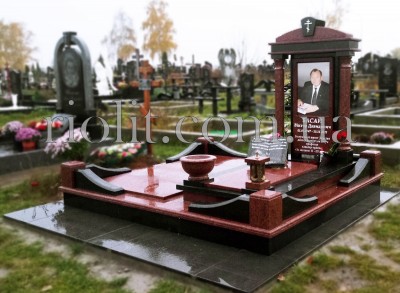 Pamyatnik_kniga_chasovnya_foto_01