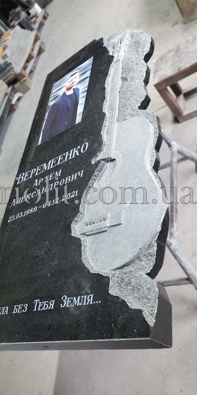 Pamyatnik_gitara_foto_03
