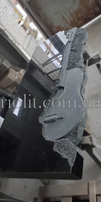 Pamyatnik_gitara_foto_04