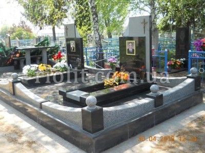 Pamyatnik_semie_Titarenko_foto_1