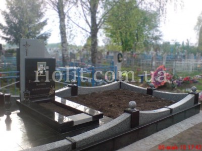 Pamyatnik_semie_Titarenko_foto_2