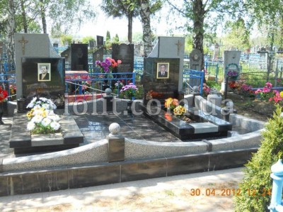 Pamyatnik_semie_Titarenko_foto_3