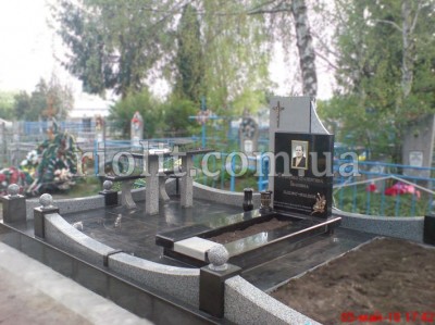 Pamyatnik_semie_Titarenko_foto_4