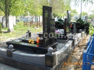 Pamyatnik_semie_Titarenko_foto_5